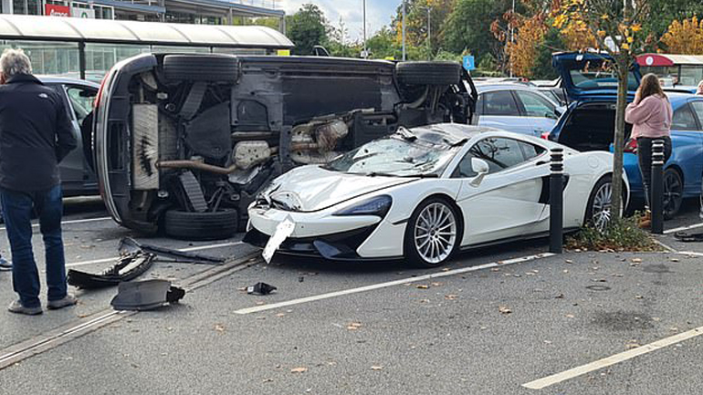 Audi Q5 περνά πάνω από μια McLaren 570GT!